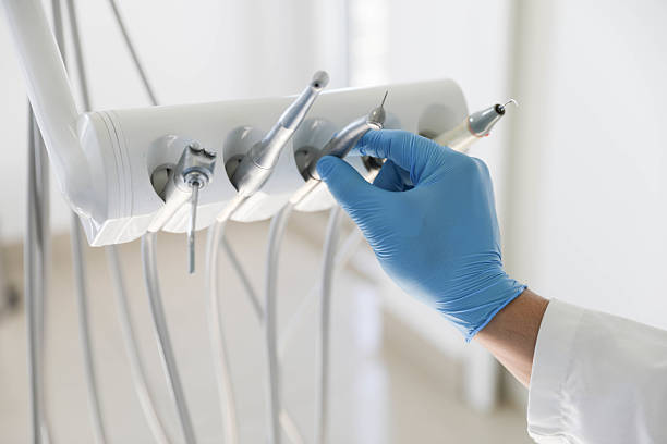Professional Tooth Extraction technician working in Mounds, OK